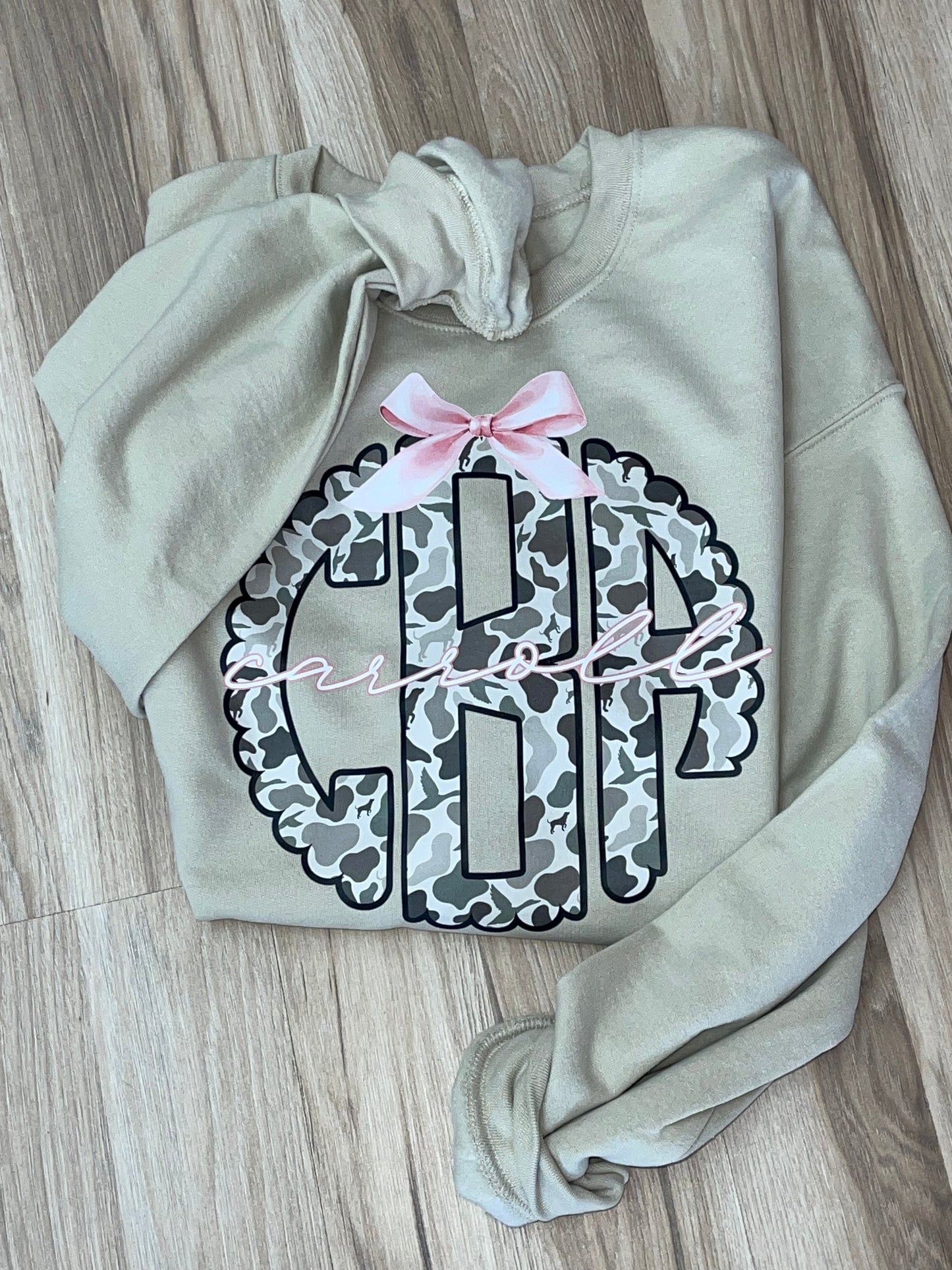 CAMO MONOGRAM π